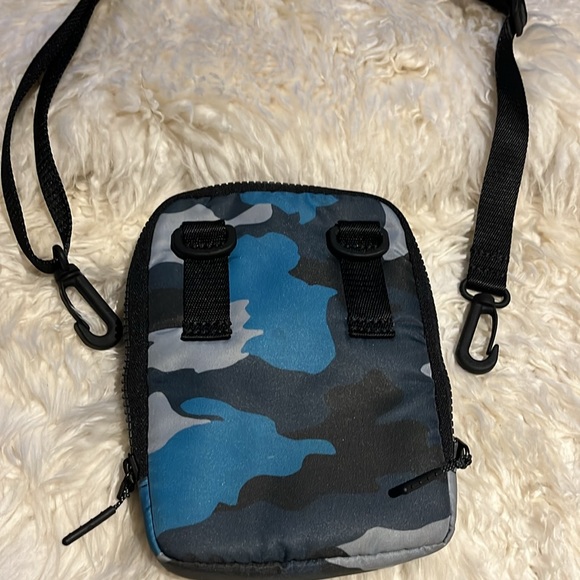 Lululemon camo crossbody pouch - Picture 3 of 5